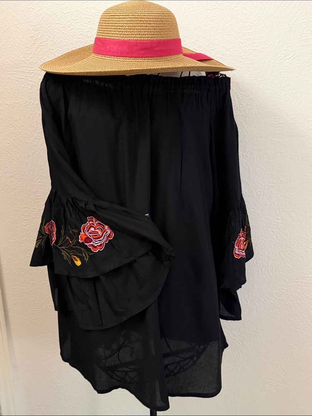 🌹🌹🌹BOGOHO🌹🌹🌹Off-Shoulder Black Embroidered Floral Sleeve Tunic-M